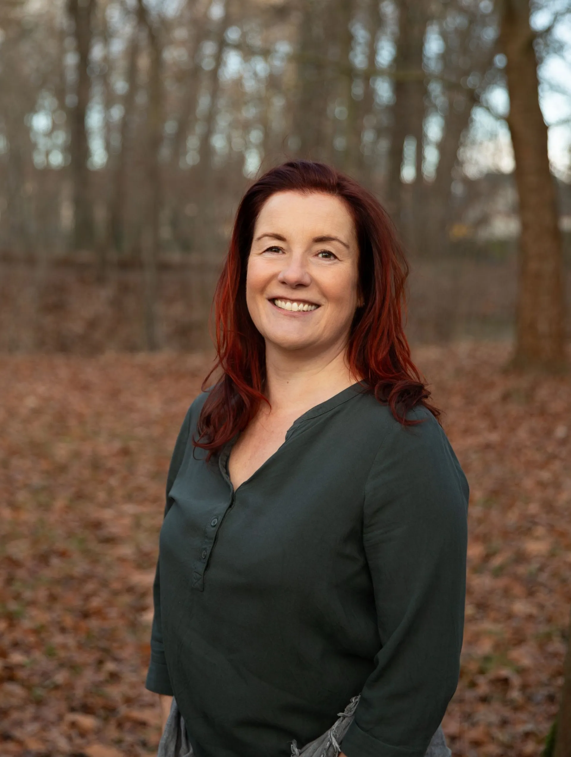 Portrait einer Frau im Wald im warmen Abendlicht